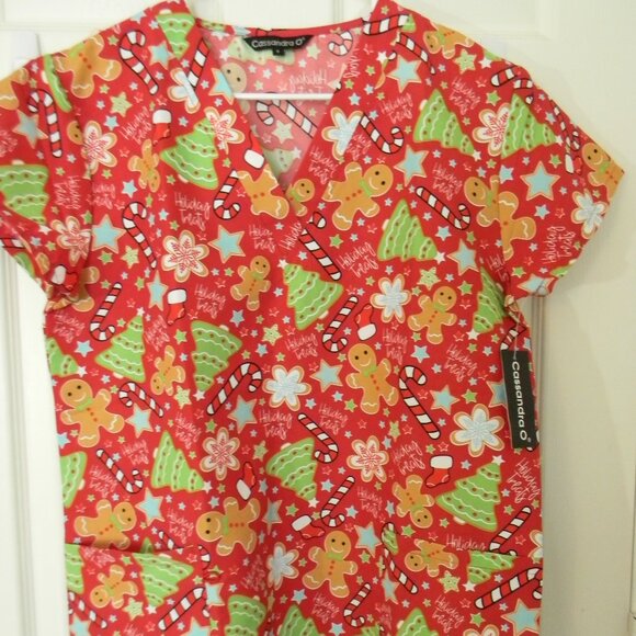 Cassandra O Red Gingerbread Tree Cookie Christmas Scrubs Sz S M New - Picture 1 of 4